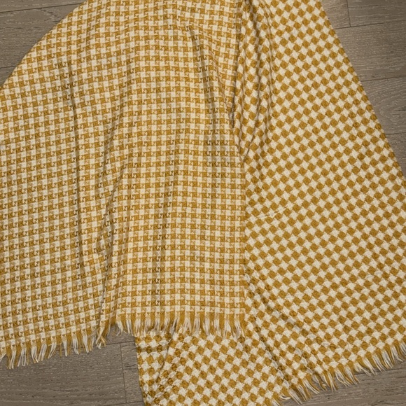 Yellow houndstooth print scarf - Picture 7 of 10